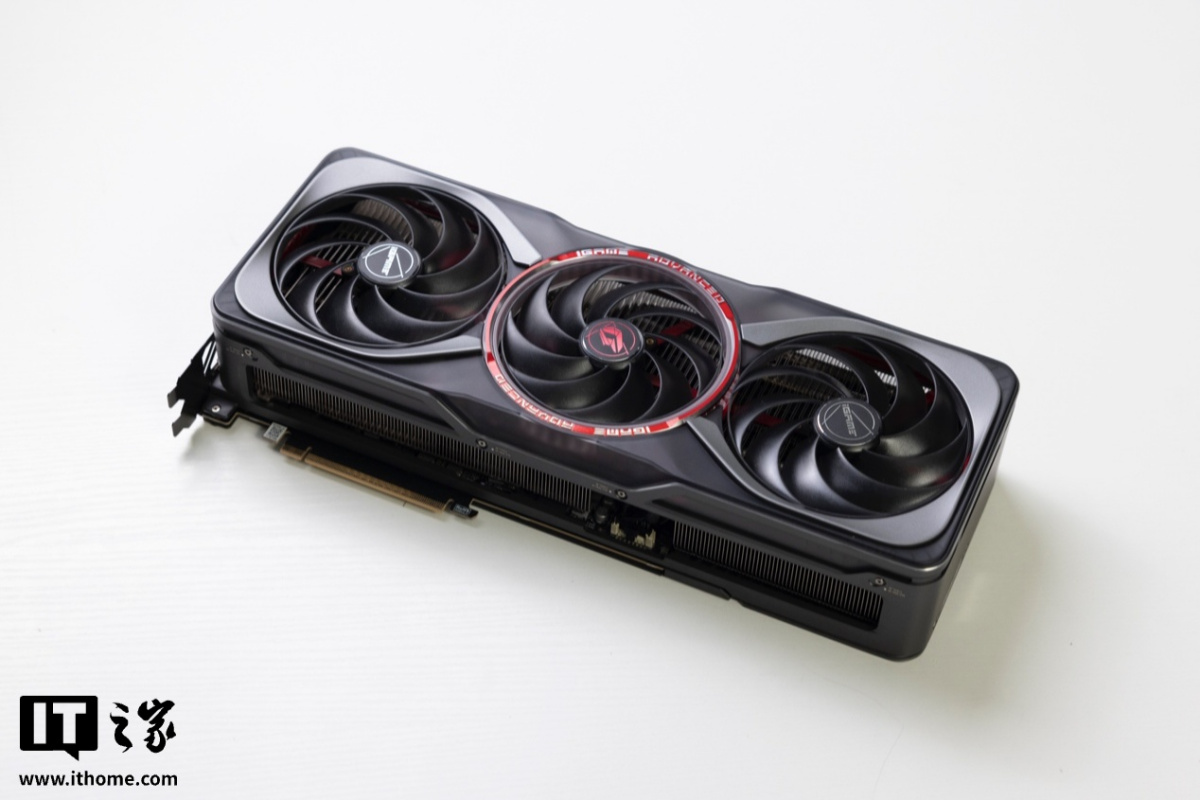 【评测室】锐龙 7 9850X3D 处理器体验评测:千帧电竞 2.0,性能强出新境界 图片包含 桌子, 躺, 对, 游戏机AI 生成的内容可能不正确。