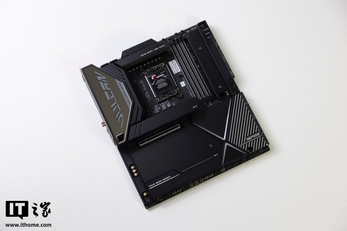 【评测室】锐龙 7 9850X3D 处理器体验评测:千帧电竞 2.0,性能强出新境界 白色的游戏机AI 生成的内容可能不正确。