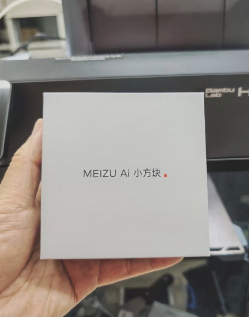 被砍的魅族 22 Next“AI 小方块”工程机外观照片曝光:紫光展锐 T8200 芯片、4 英寸机身