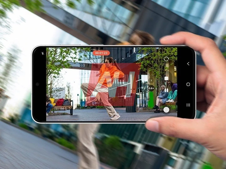 三星 Galaxy S26 FE 手机宣传图曝光:7 年安卓系统更新、4900mAh 电池、Exynos 2500 芯片